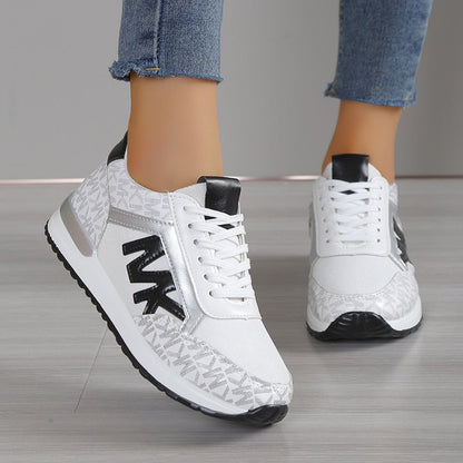 Nera - Sneakers med sikker snørelukning og polstret sål