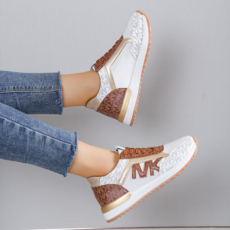 Nera - Sneakers med sikker snørelukning og polstret sål