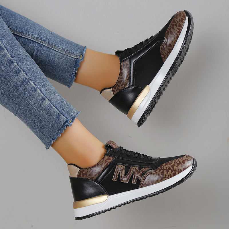 Nera - Sneakers med sikker snørelukning og polstret sål