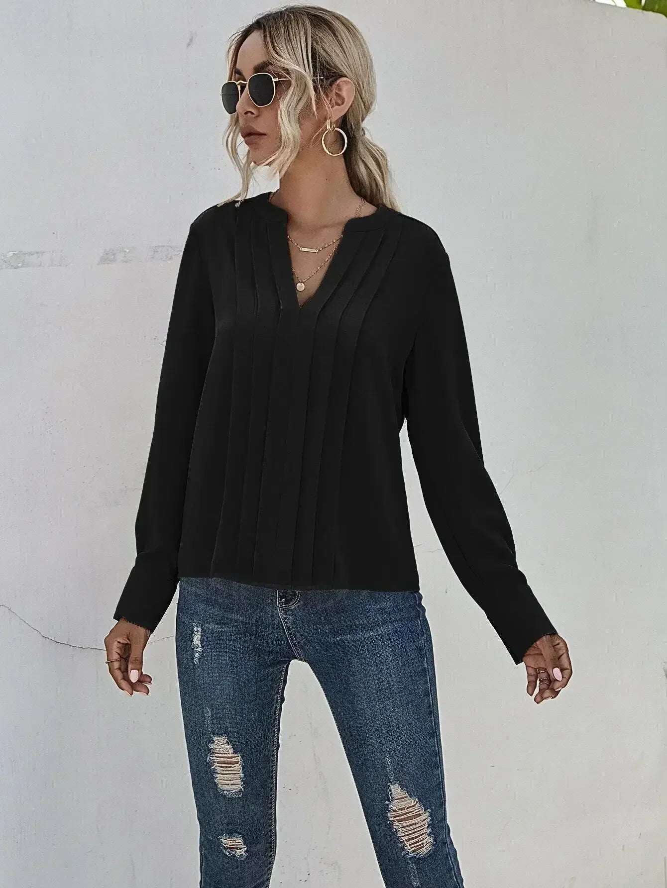 Bodil | Elegant plisseret bluse med slank v-hals og ynde