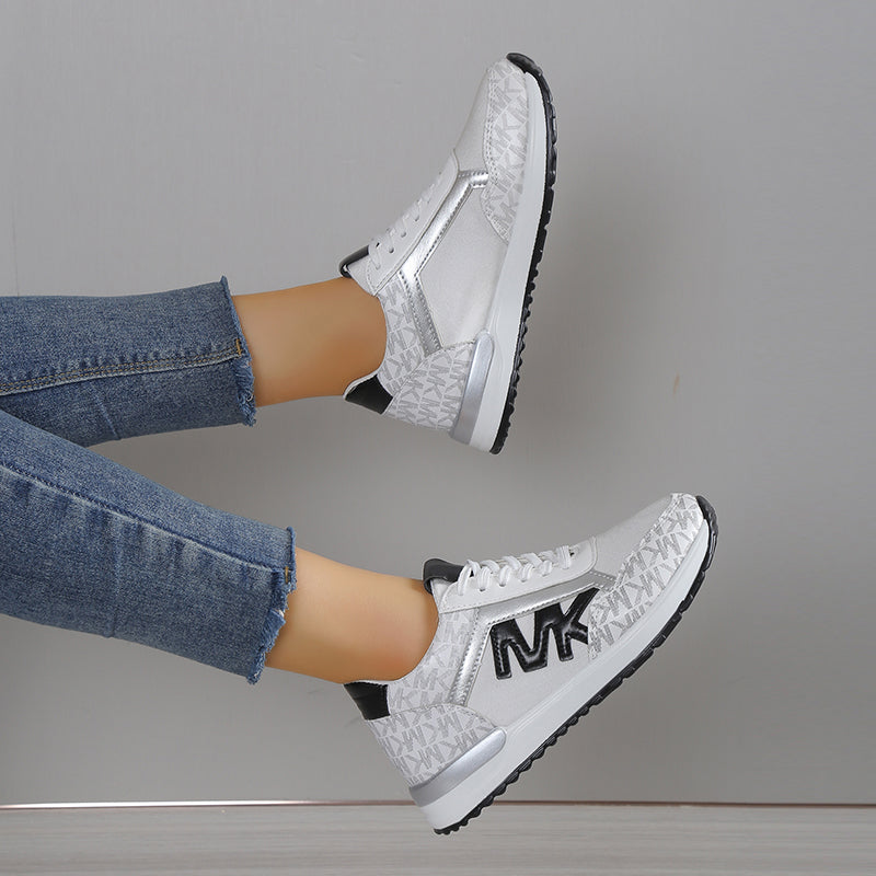 Nera - Sneakers med sikker snørelukning og polstret sål