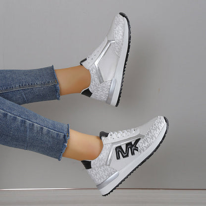 Nera - Sneakers med sikker snørelukning og polstret sål
