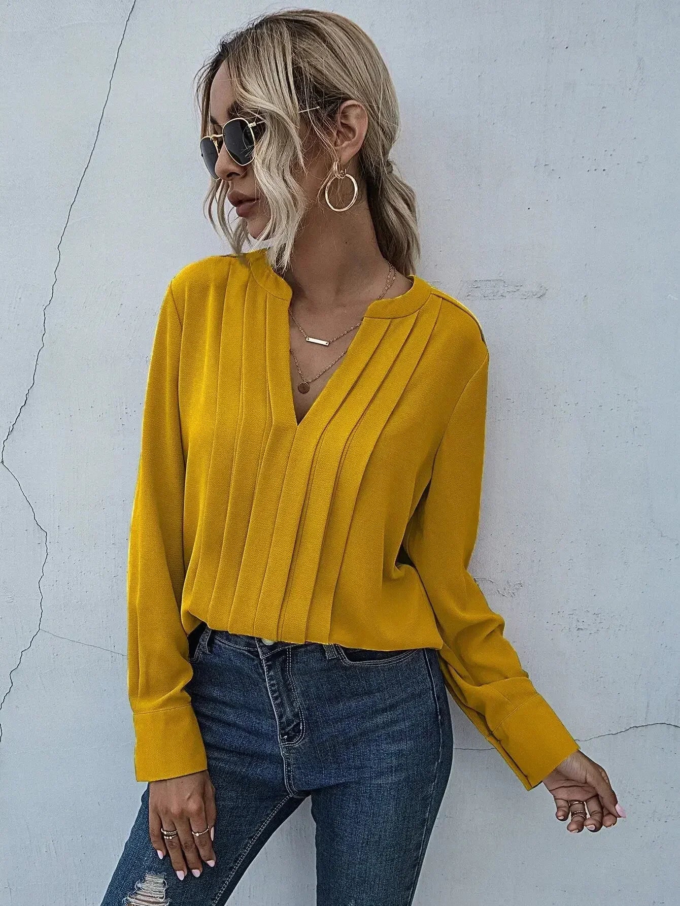 Bodil | Elegant plisseret bluse med slank v-hals og ynde