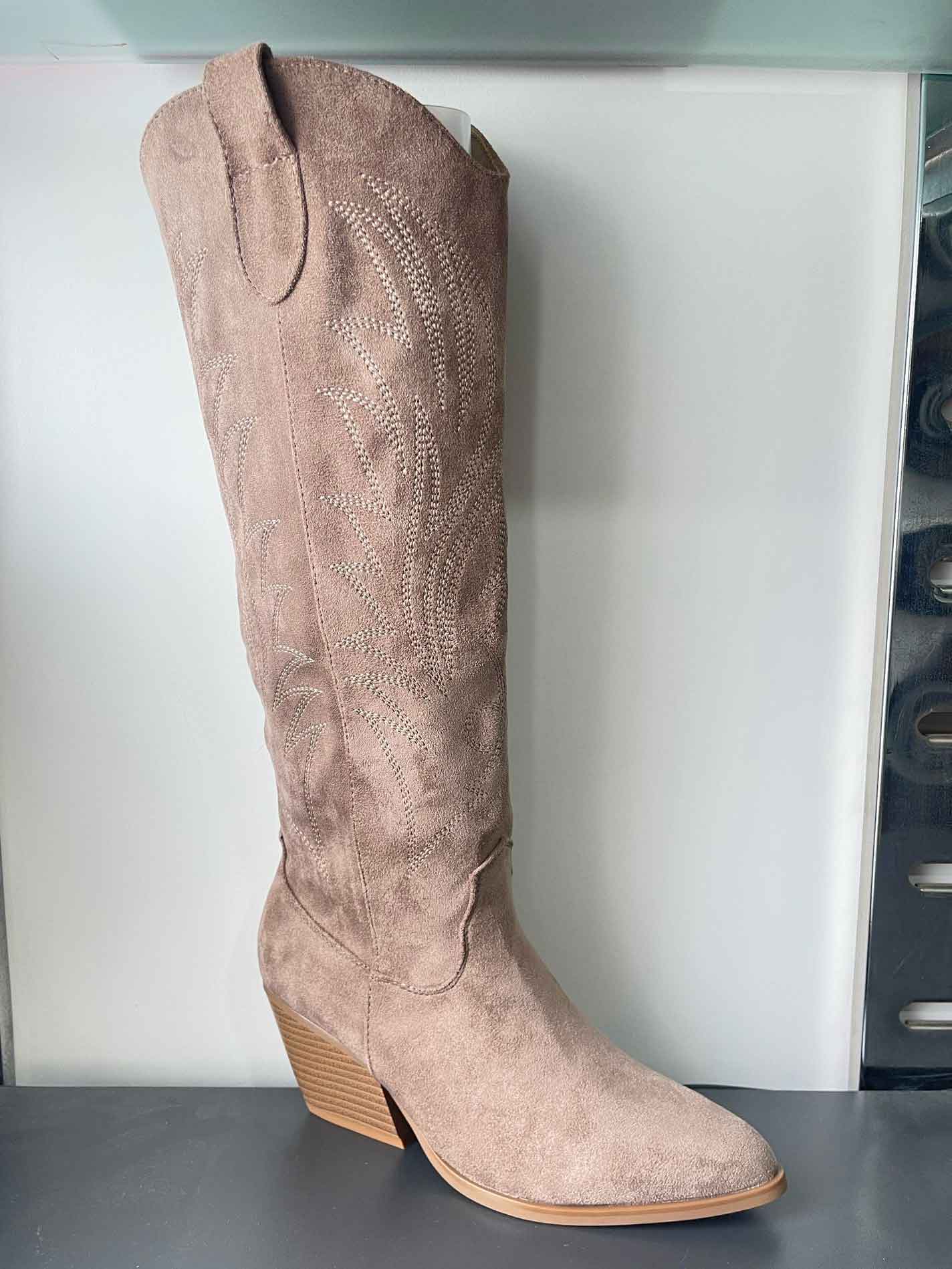 Lærke | Langskaftede Cowboystøvler I Ruskindslook