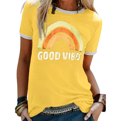 Afslappet og farverig grafisk T-shirt