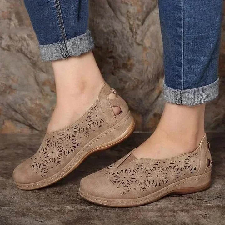 Chloe – Slip-on sko med åben tå og elegante udskæringer