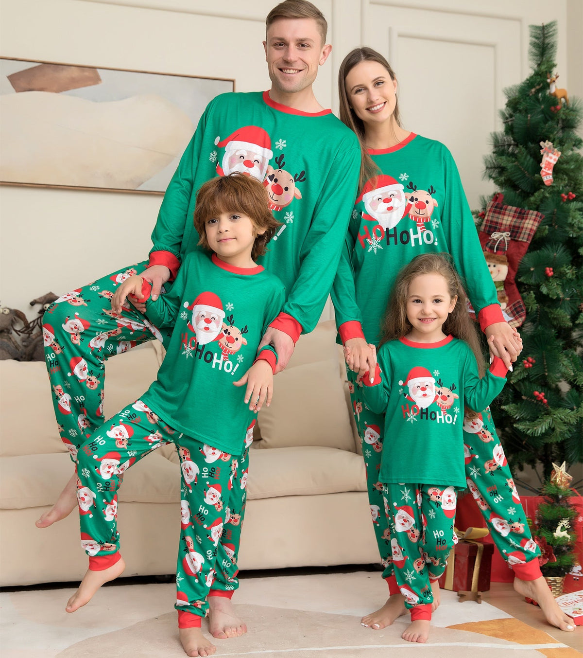 Holly | Julepyjamas med rensdyrprint og røde manchetter til familien