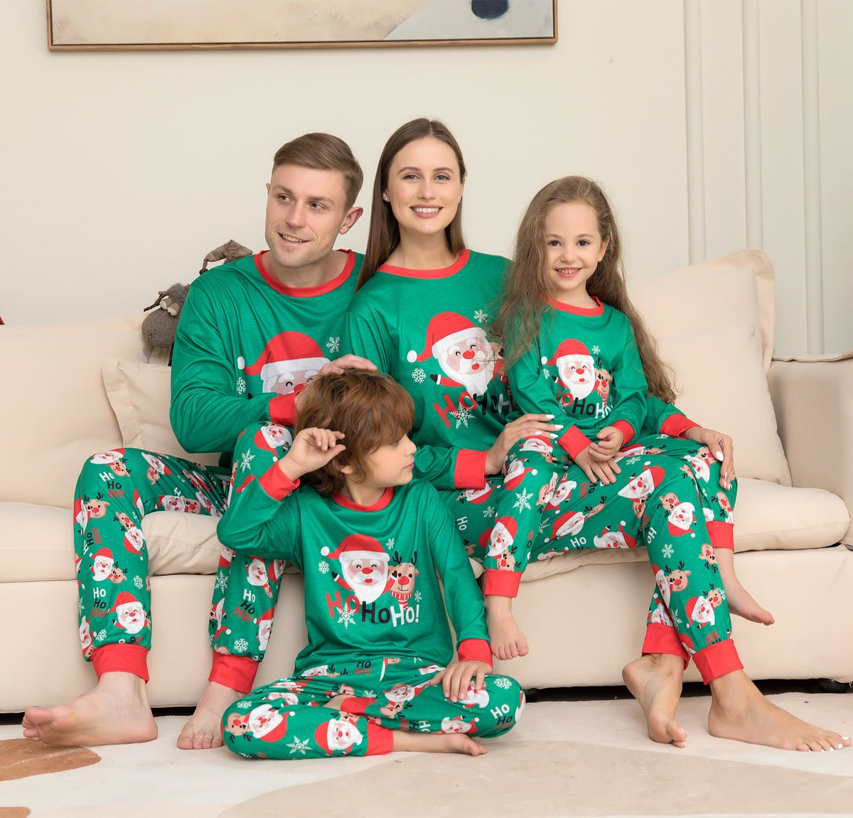 Holly | Julepyjamas med rensdyrprint og røde manchetter til familien