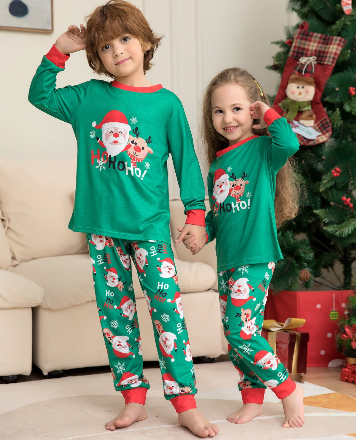 Holly | Julepyjamas med rensdyrprint og røde manchetter til familien