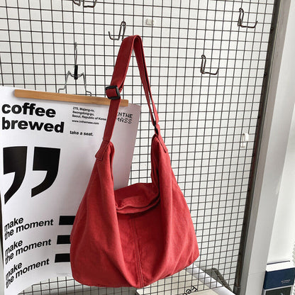 Ragna | Stor skuldertaske i kanvas med minimalistisk design
