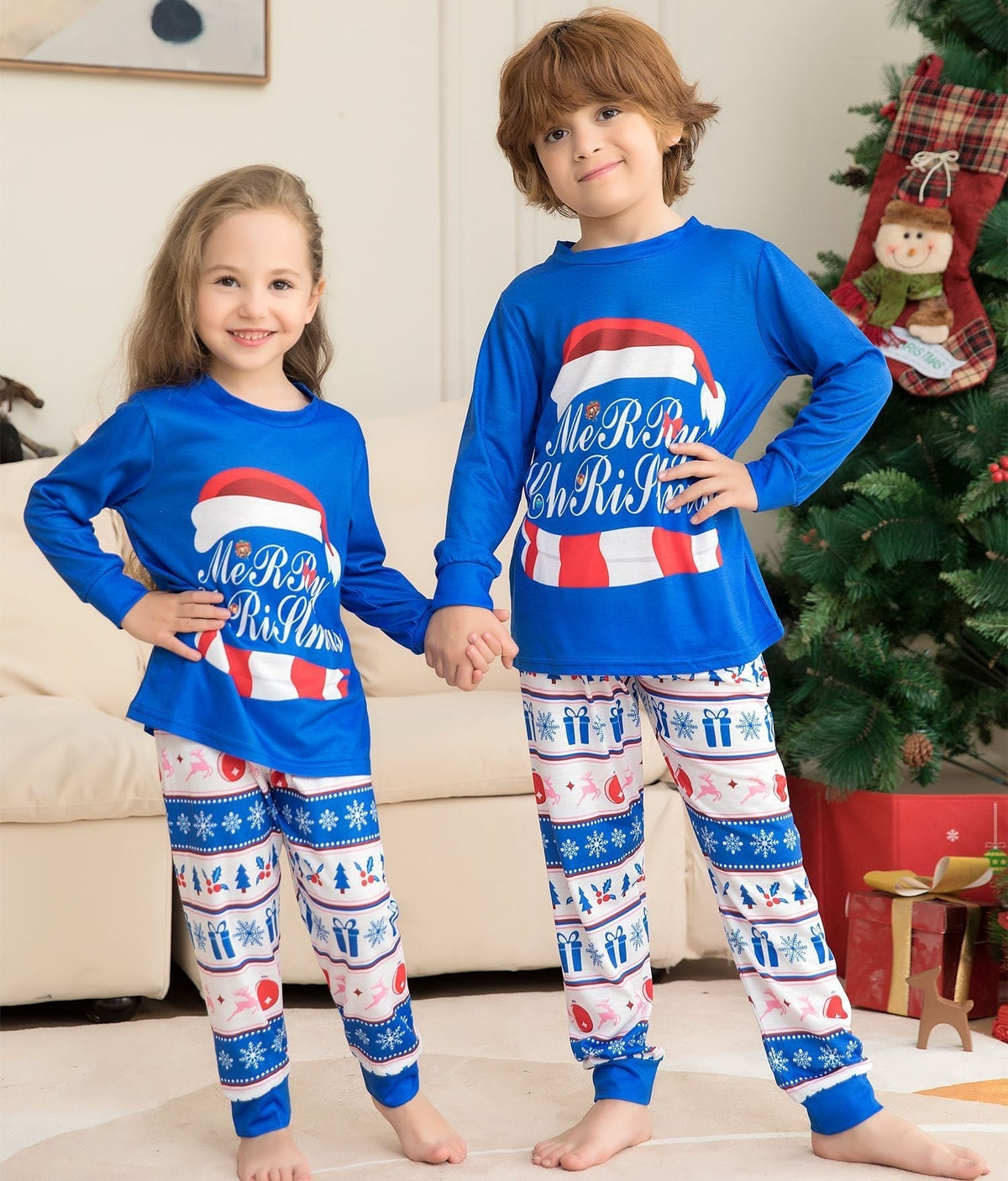 Rudolf | Julepyjamas med nissehuetryk og stribede bukser
