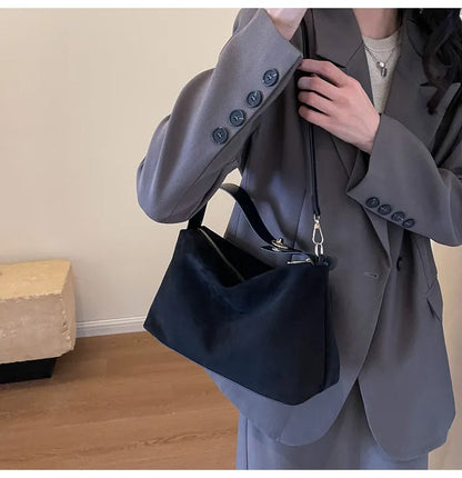 Alvilde | Skuldertaske i blødt ruskind med retro look
