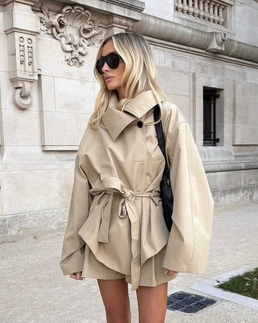 Hanna | Oversized kort beige trenchcoat med afslappet moderne drape