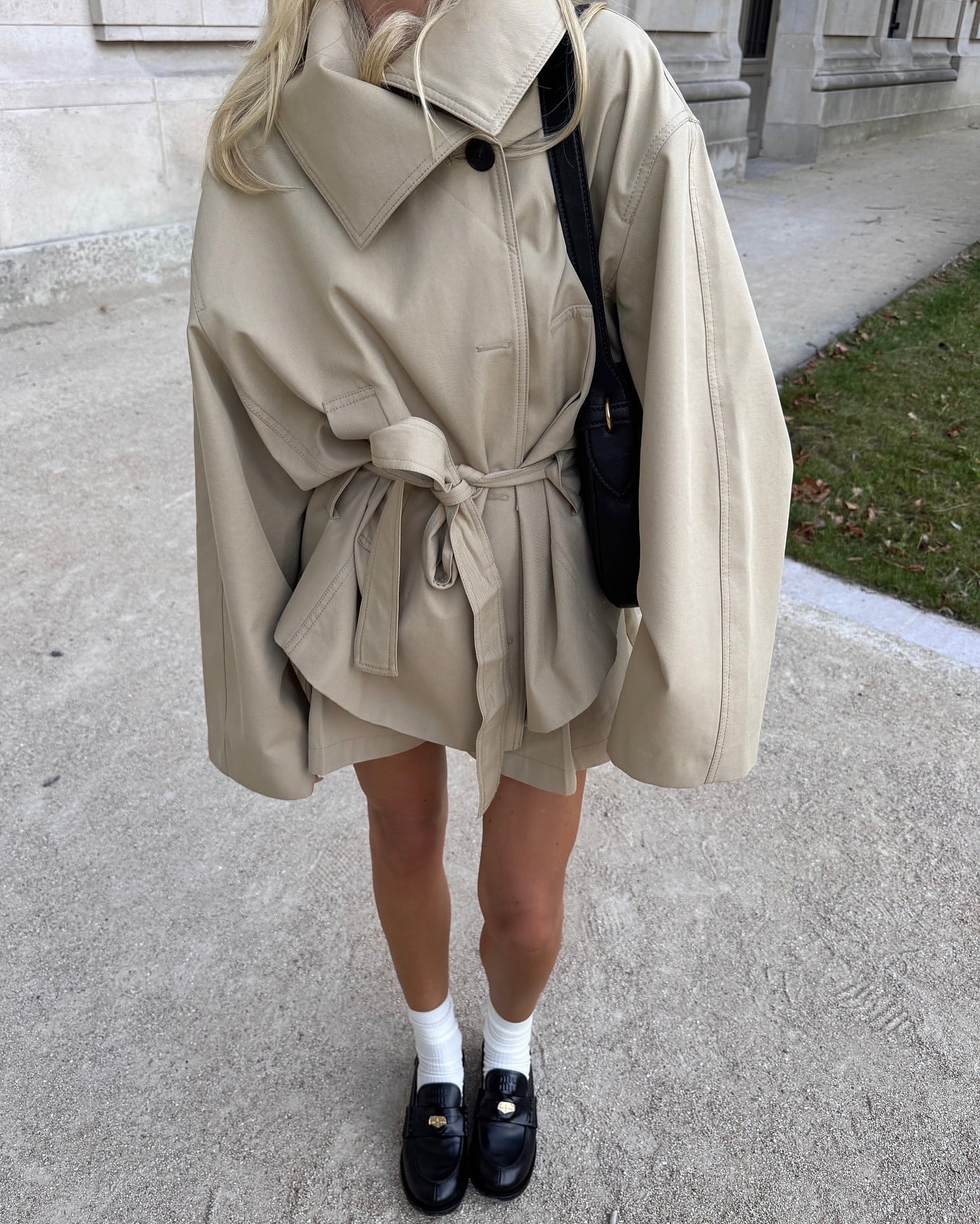Hanna | Oversized kort beige trenchcoat med afslappet moderne drape
