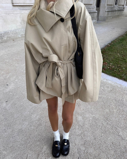 Hanna | Oversized kort beige trenchcoat med afslappet moderne drape